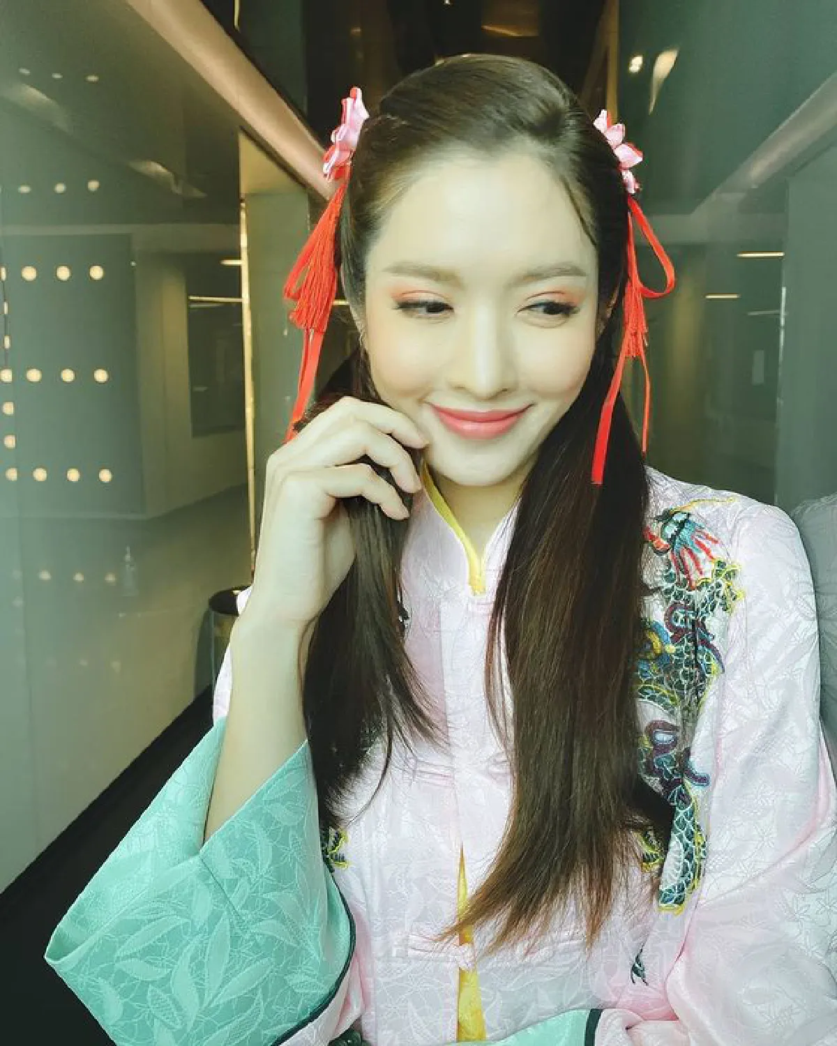 แอฟ ทักษอร อวดลุคสวยหมวยแบ๊ว สดใสน่ารักกระชากวัยจริงๆ