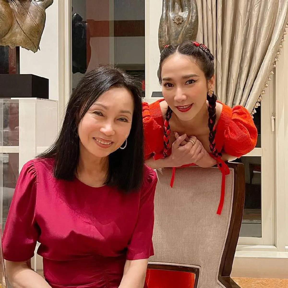 อั้ม พัชราภา ถ่ายรูปคู่ แม่ไฮโซพก ว่าที่เป็นสะใภ้จะเป็นใครได้อีก