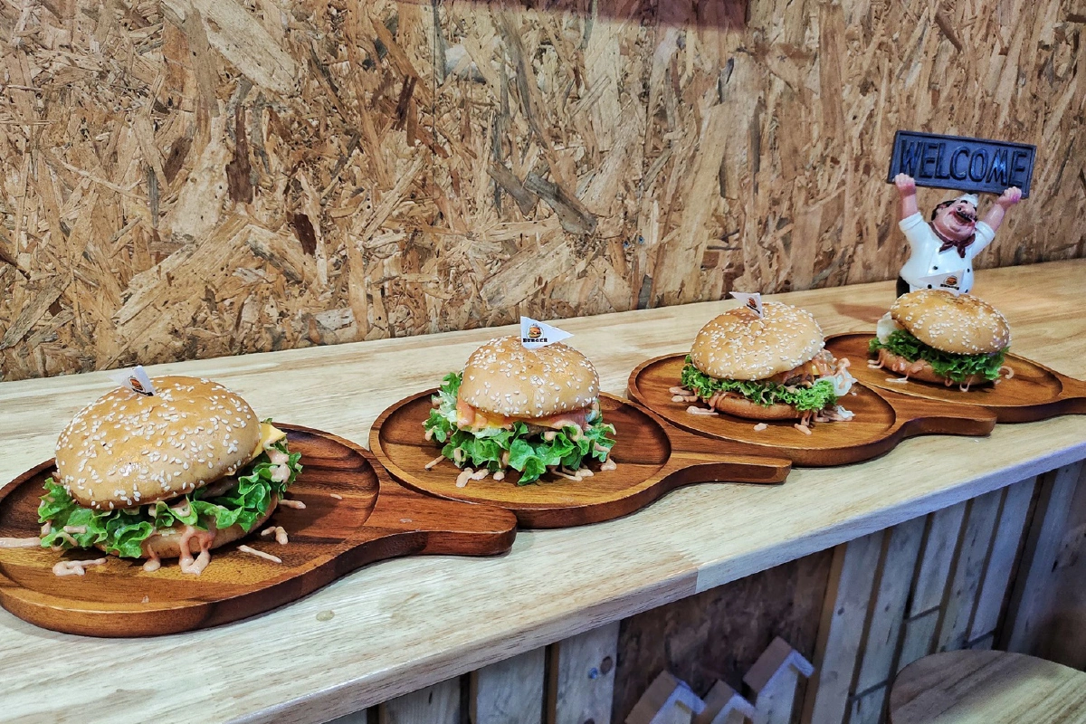 "สู้โควิดพลิกชะตาชีวิต"เจ้าของร้านมือถือทำเบอร์เกอร์ในราคาที่จับต้องได้