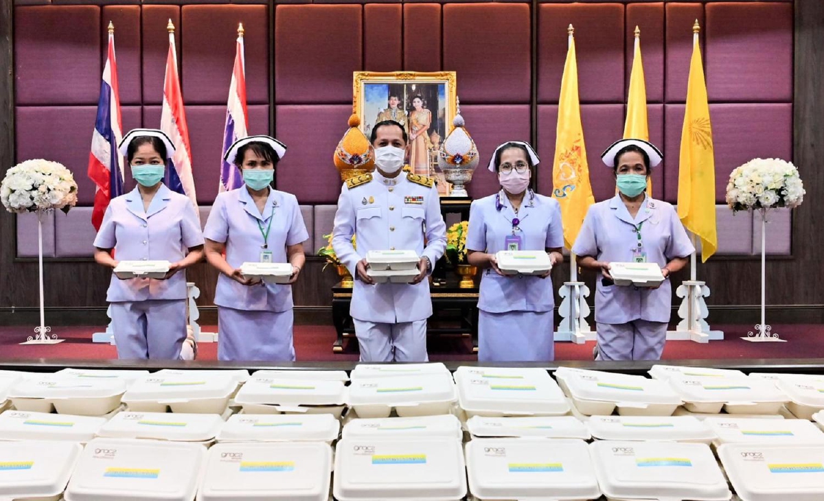 "ในหลวง-พระราชินี"พระราชทานอาหารกลางวันให้แพทย์พยาบาลด่านหน้า "ในหลวง-พระราชินี"พระราชทานอาหารกลางวันให้แพทย์พยาบาลด่านหน้า