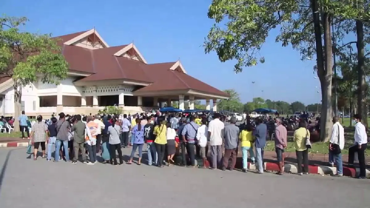 คนเมืองคอน2อำเภอต่อแถวยาวเฟื้อยกว่า500เมตรลงทะเบียน"เราชนะ"