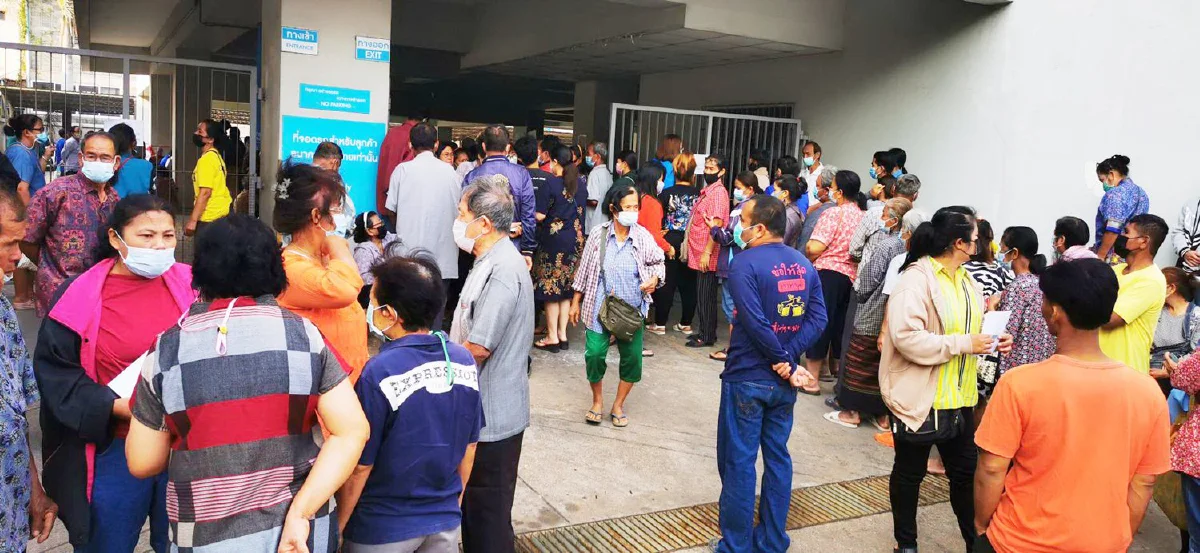 เผยภาพหลายจังหวัดคนแน่นกรุงไทย แห่ลงทะเบียนเราชนะ