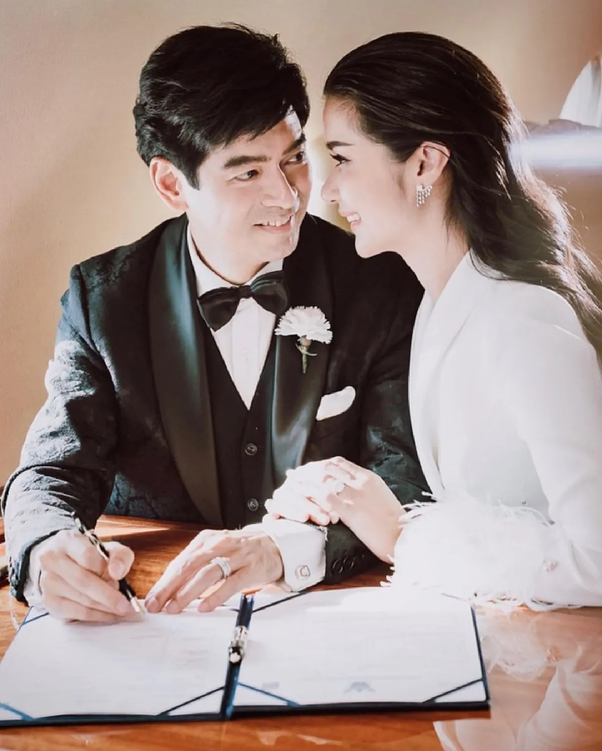 แต่งแล้วจ้า! “จิ๊บ-จ๊ะจ๋า”  ควงคู่นั่งเครื่องบินส่วนตัวจดทะเบียนสมรส 