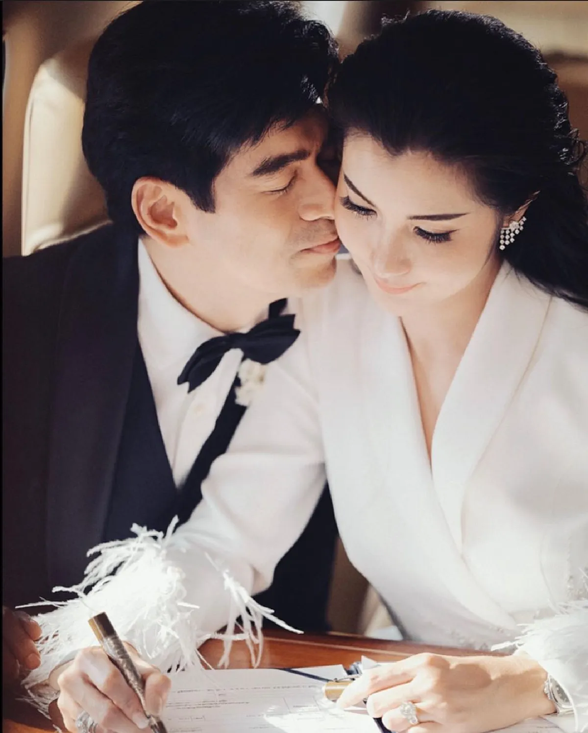 แต่งแล้วจ้า! “จิ๊บ-จ๊ะจ๋า”  ควงคู่นั่งเครื่องบินส่วนตัวจดทะเบียนสมรส 