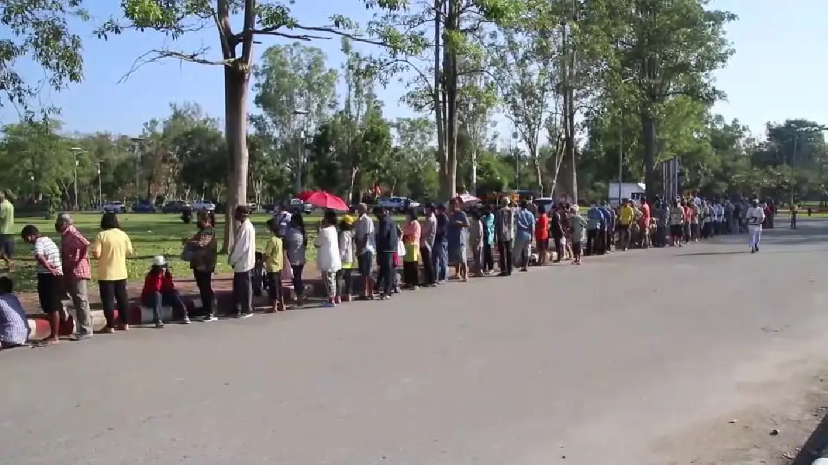 คนเมืองคอน2อำเภอต่อแถวยาวเฟื้อยกว่า500เมตรลงทะเบียน"เราชนะ"