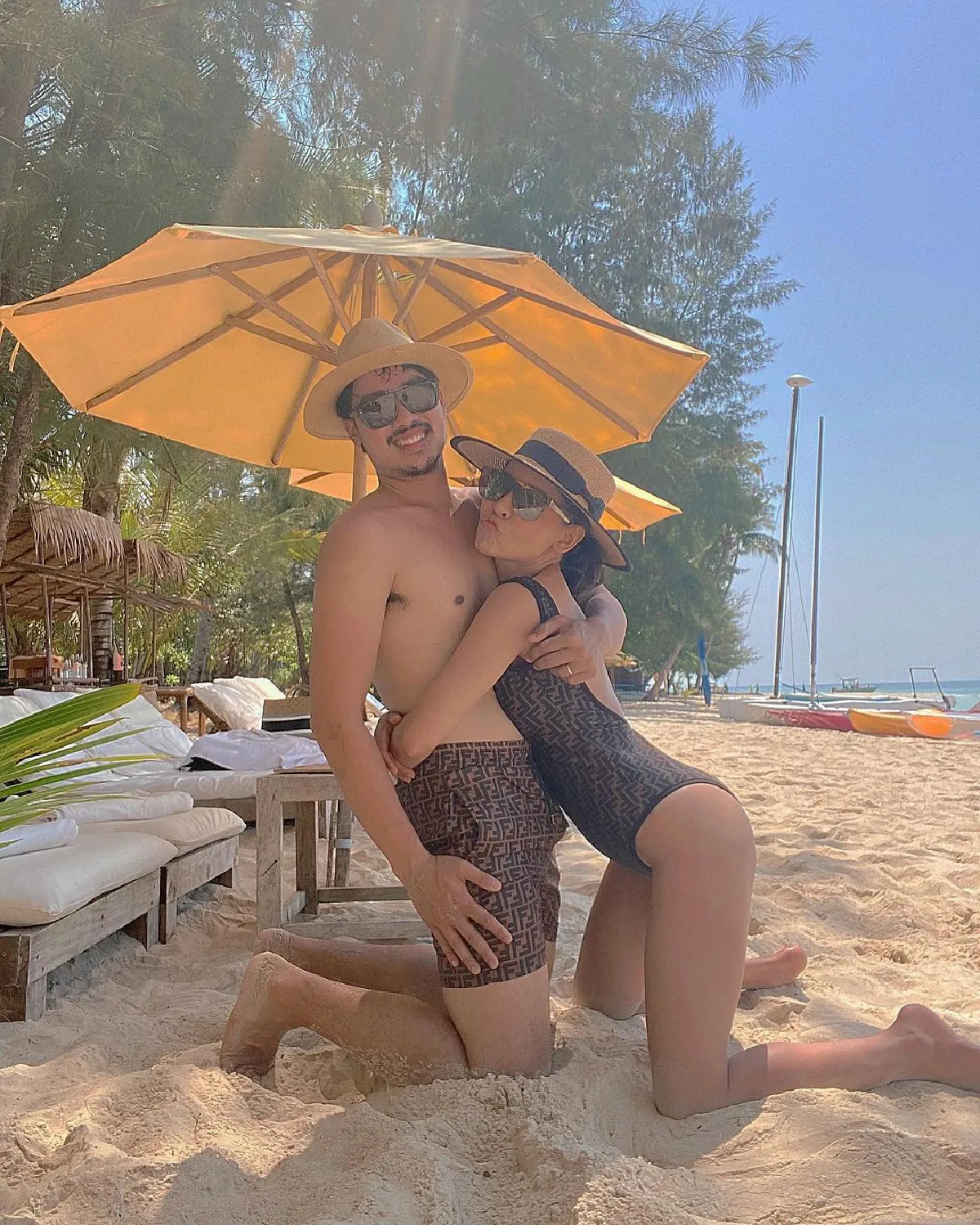 ภาพฮา! เป็กกี้ ศรีธัญญา นอนแช่อ่างจากุชชี่ แต่มีตุ๊กแกตัวใหญ่แย่งซีน