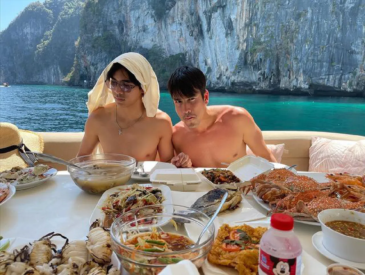 ณเดชน์ กลับมาแซ่บ! ถอดเสื้ออวดหุ่นล่ำซิกแพคแน่นกลางทะเล