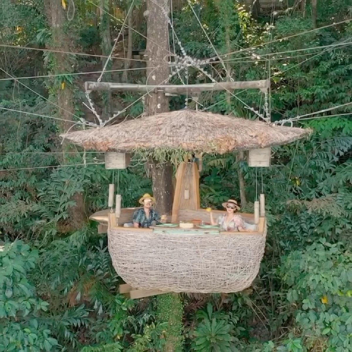 ภาพฮา! เป็กกี้ ศรีธัญญา นอนแช่อ่างจากุชชี่ แต่มีตุ๊กแกตัวใหญ่แย่งซีน