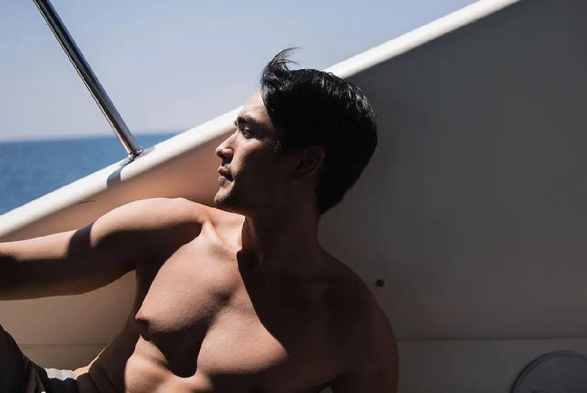 ณเดชน์ กลับมาแซ่บ! ถอดเสื้ออวดหุ่นล่ำซิกแพคแน่นกลางทะเล