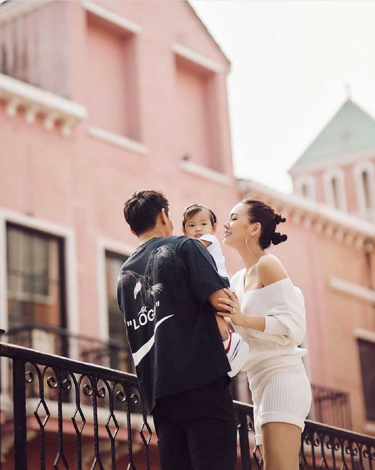 “น้องโนล่า” ลูกสาว "เจนี่" ยิ้มเริงร่าท้าแสงแดด อินเนอร์แฟชั่นนิสต้ามาเต็ม