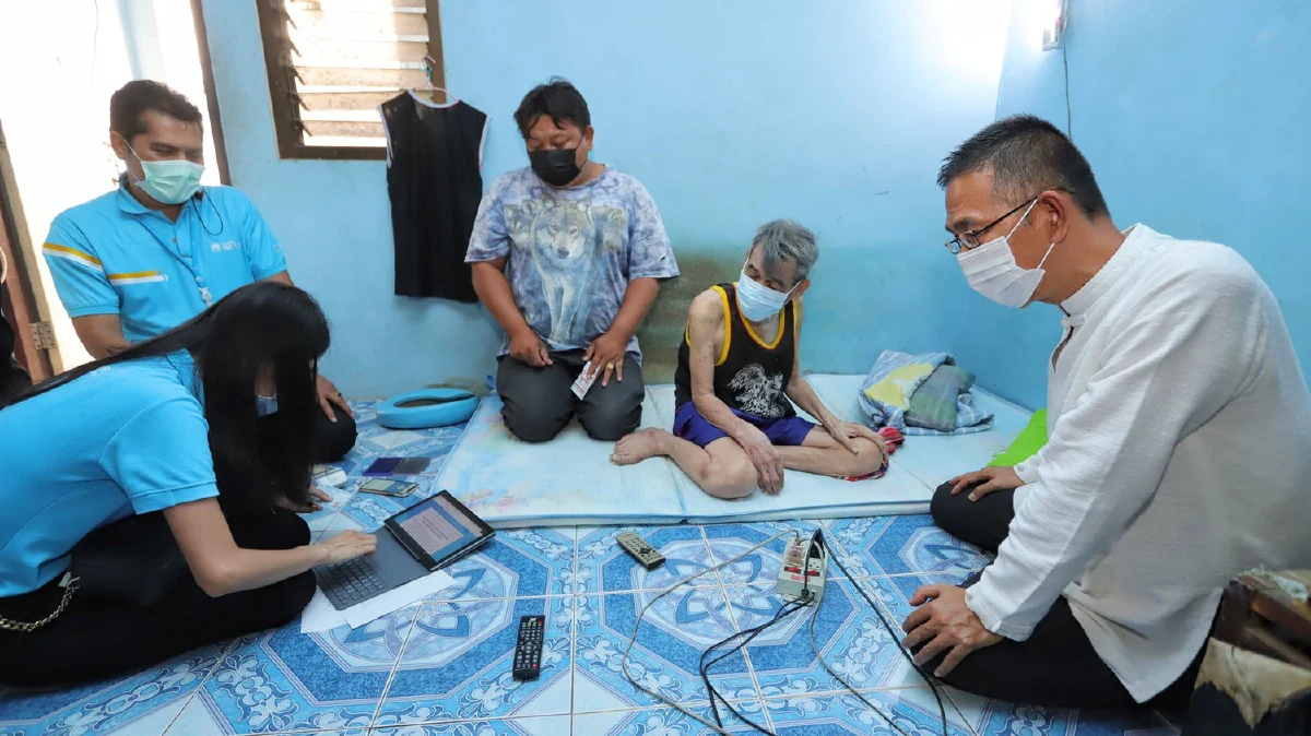 บุกถึงที่นอนให้"ผู้พิการติดเตียง-คนชรา"ได้ลงทะเบียนรับสิทธิ"เราชนะ"