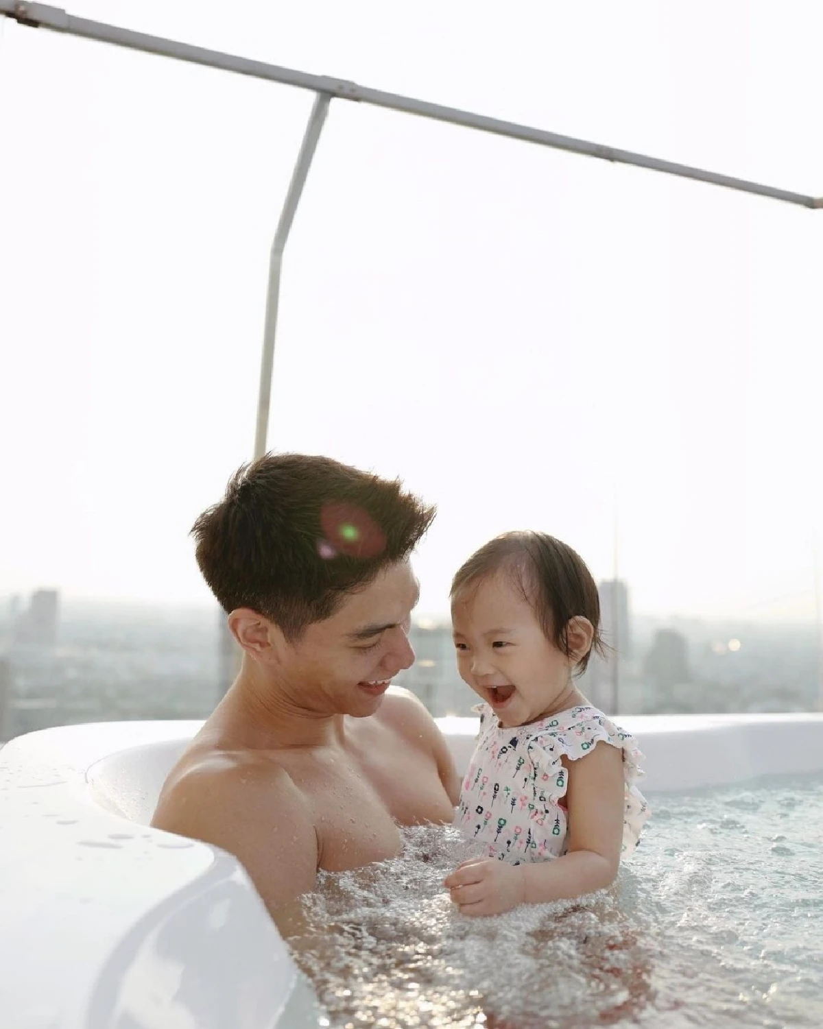 “น้องโนล่า” ลูกสาว "เจนี่" ยิ้มเริงร่าท้าแสงแดด อินเนอร์แฟชั่นนิสต้ามาเต็ม