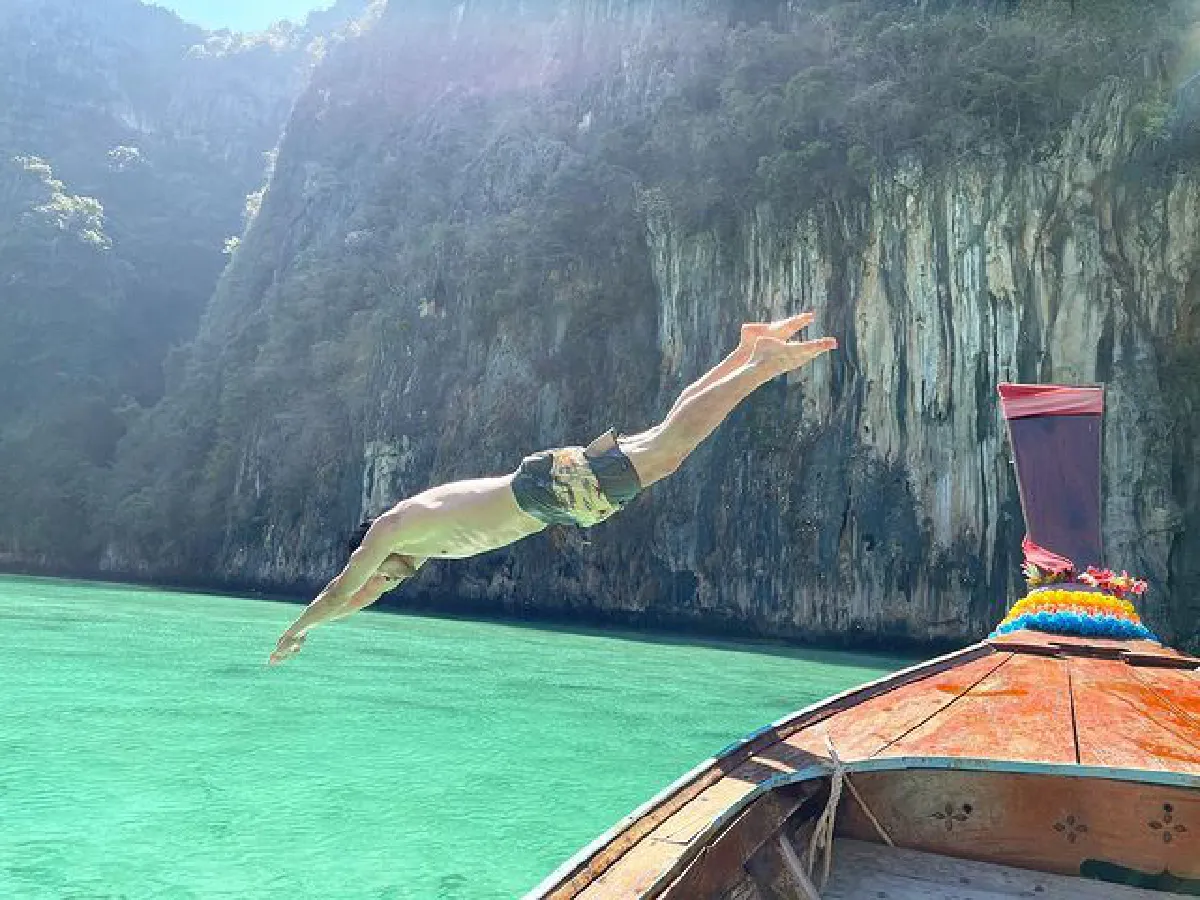 ณเดชน์ กลับมาแซ่บ! ถอดเสื้ออวดหุ่นล่ำซิกแพคแน่นกลางทะเล