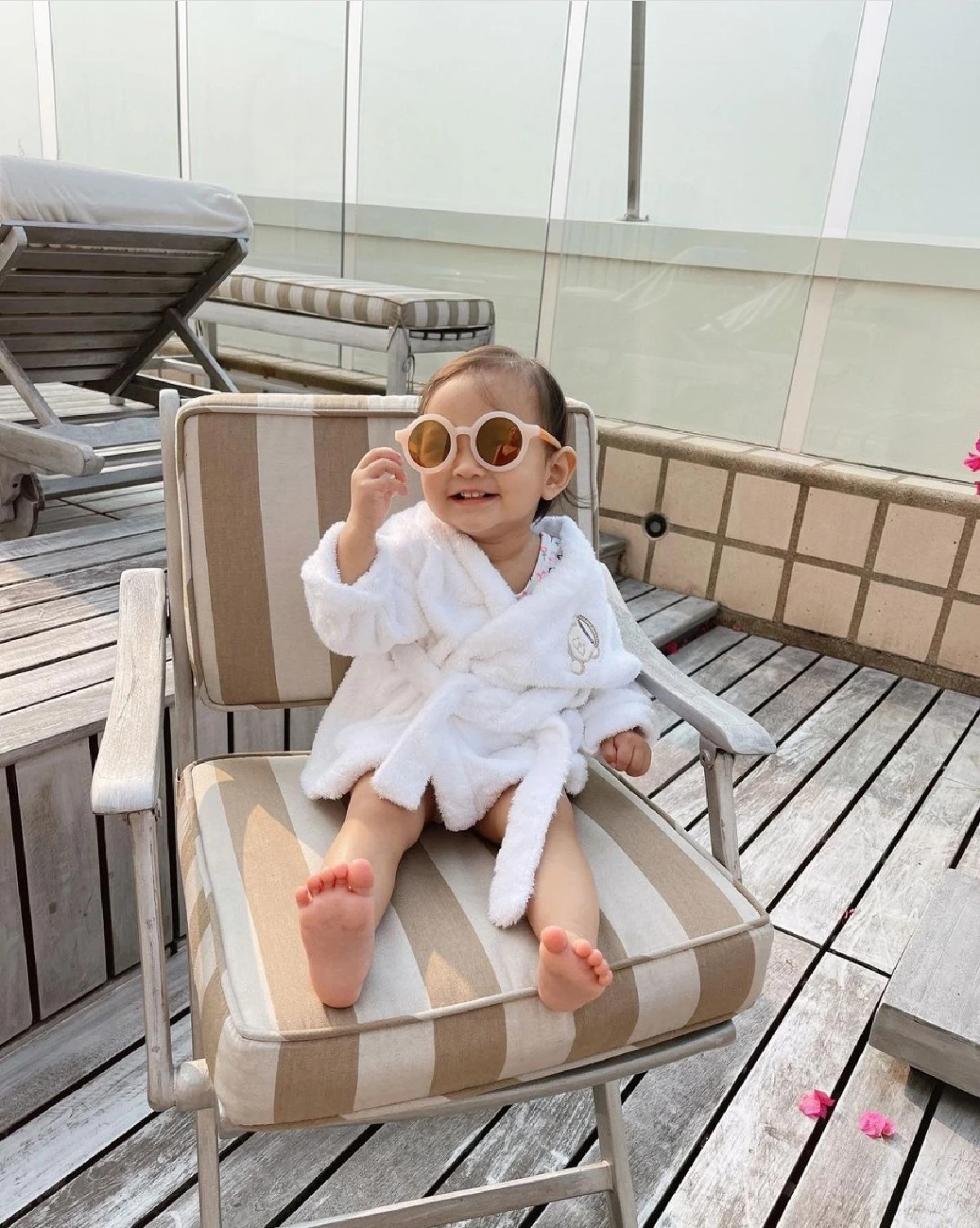 “น้องโนล่า” ลูกสาว "เจนี่" ยิ้มเริงร่าท้าแสงแดด อินเนอร์แฟชั่นนิสต้ามาเต็ม