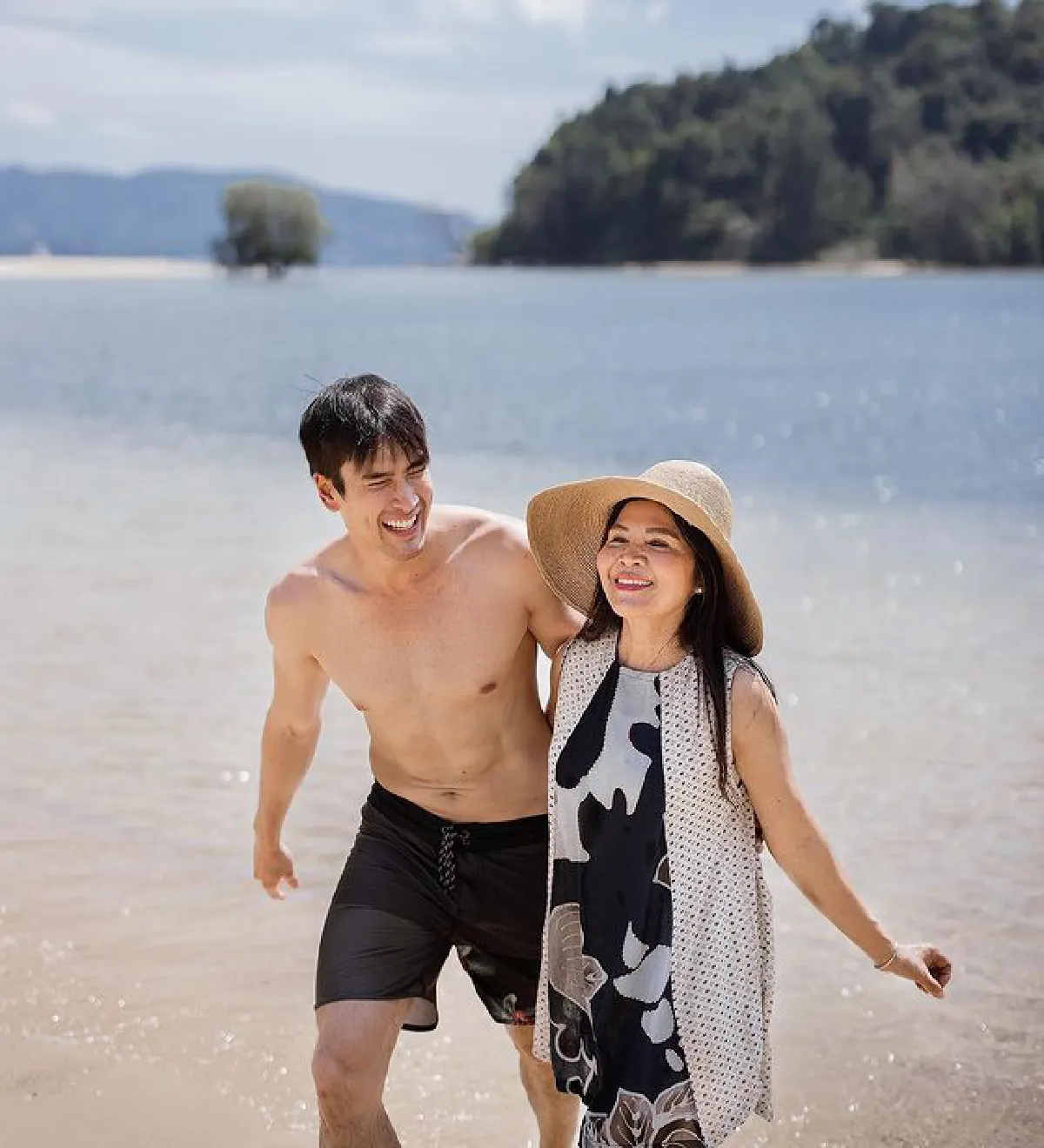 ณเดชน์ กลับมาแซ่บ! ถอดเสื้ออวดหุ่นล่ำซิกแพคแน่นกลางทะเล