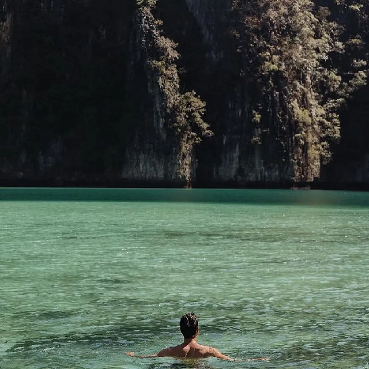 ณเดชน์ กลับมาแซ่บ! ถอดเสื้ออวดหุ่นล่ำซิกแพคแน่นกลางทะเล