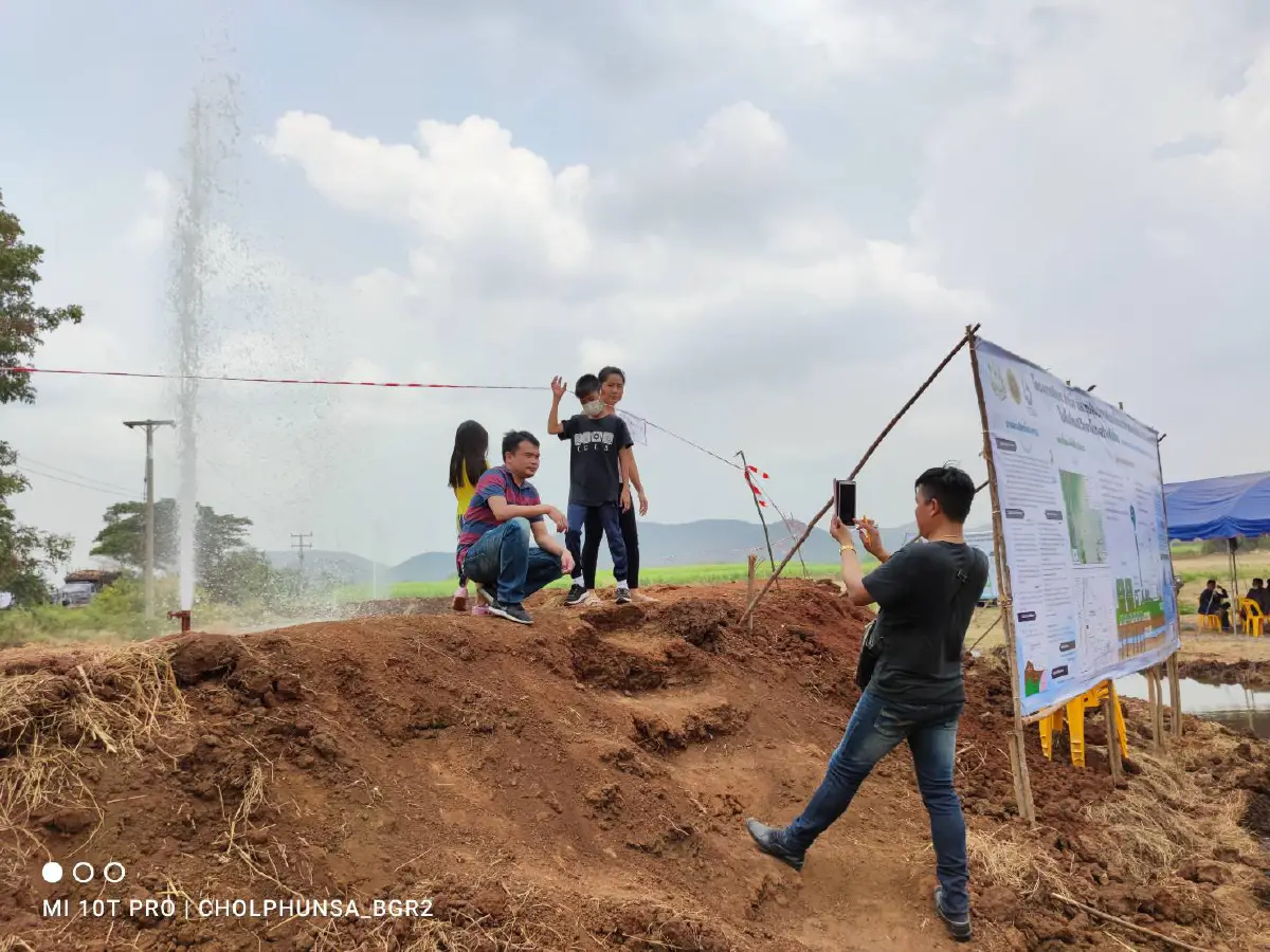 น่าอัศจรรย์!แห่ดูชิมพุน้ำแร่โซดาพุ่งจากดินไม่ขาดสายทั้งวันทั้งคืน