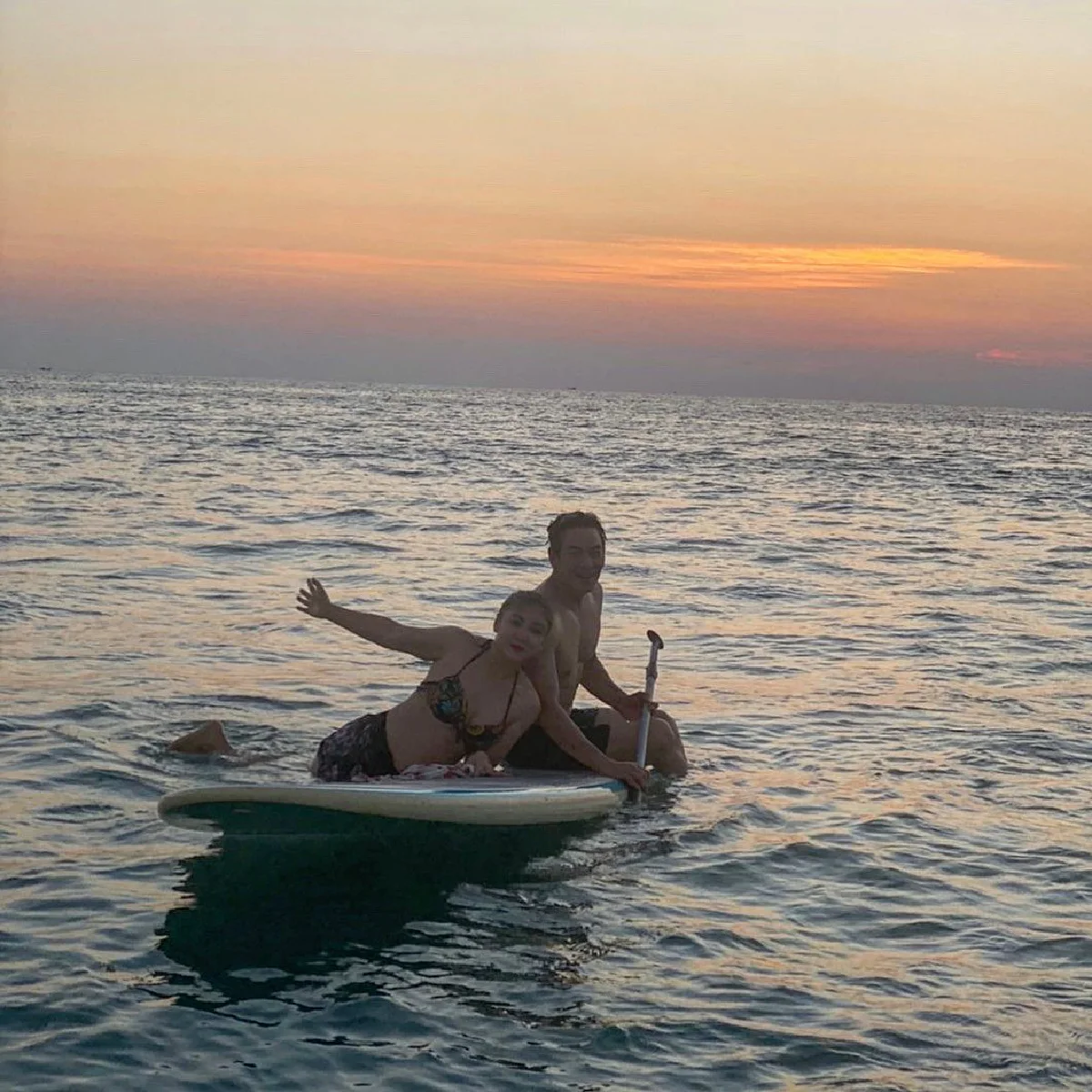 ไม่แพ้คู่อื่น! ชาคริต-แอน ควงคู่สวีททะเลใต้ หวานจนทะเลจืด