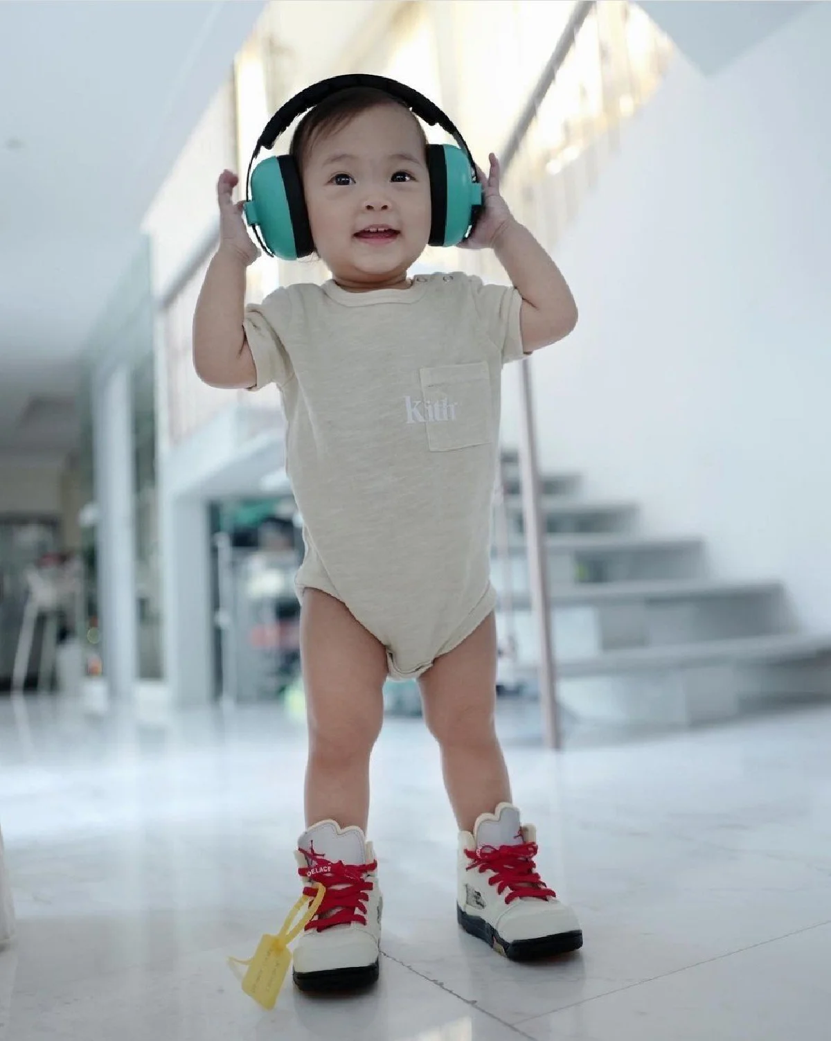 ส่องภาพ น้องโนล่า ฉีกยิ้มสดใสสู้กล้อง เล่นน้ำกับคุณพ่อสุดอบอุ่น