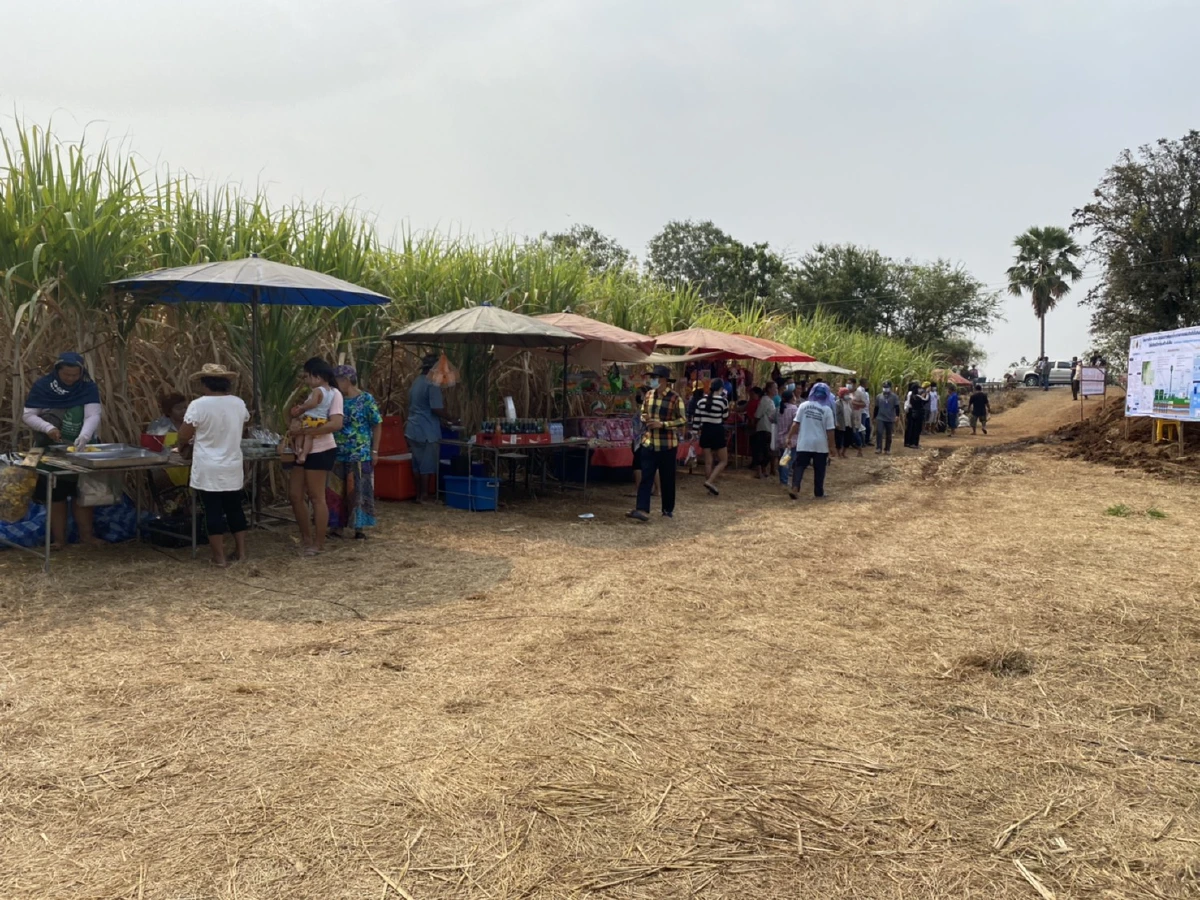 น่าอัศจรรย์!แห่ดูชิมพุน้ำแร่โซดาพุ่งจากดินไม่ขาดสายทั้งวันทั้งคืน