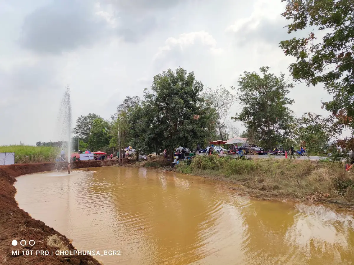 น่าอัศจรรย์!แห่ดูชิมพุน้ำแร่โซดาพุ่งจากดินไม่ขาดสายทั้งวันทั้งคืน