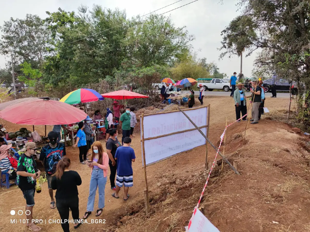 น่าอัศจรรย์!แห่ดูชิมพุน้ำแร่โซดาพุ่งจากดินไม่ขาดสายทั้งวันทั้งคืน