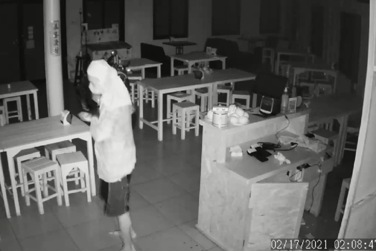 คนร้ายงัดร้านยำชื่อดังพิษณุโลกรื้อค้นทรัพย์สินกินไอติมอย่างใจเย็น