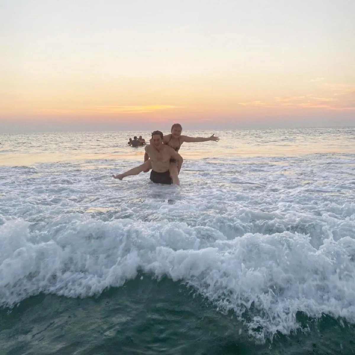 ไม่แพ้คู่อื่น! ชาคริต-แอน ควงคู่สวีททะเลใต้ หวานจนทะเลจืด