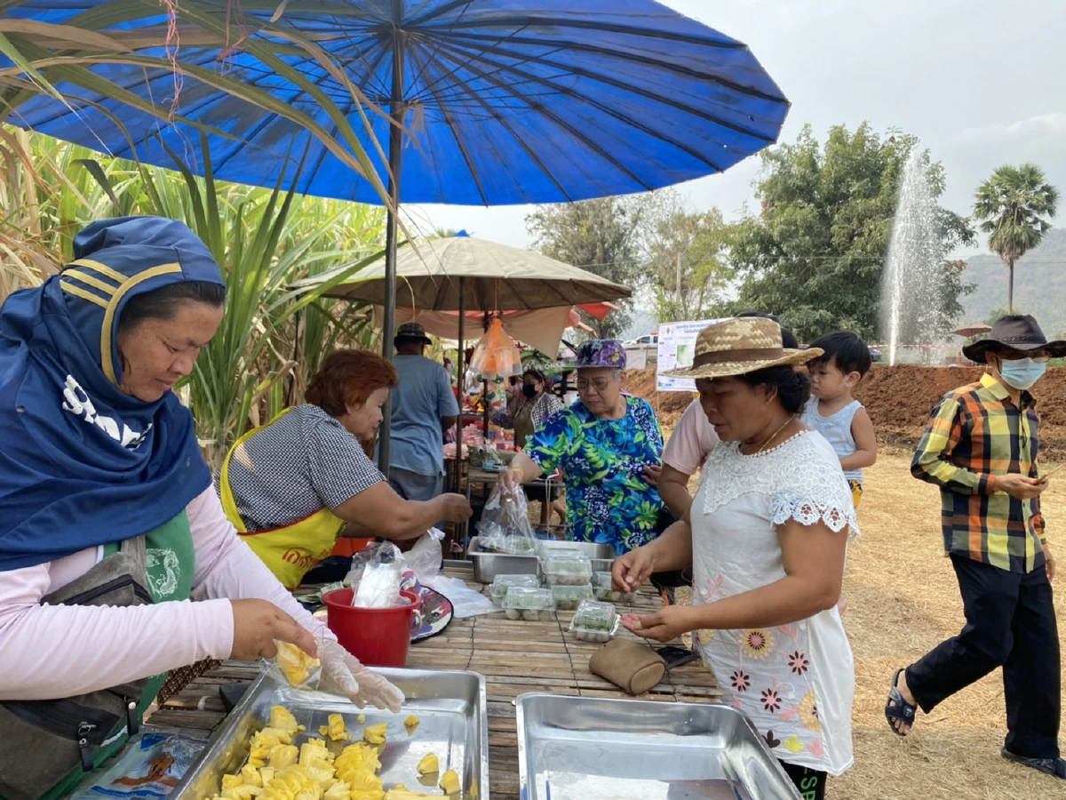 น่าอัศจรรย์!แห่ดูชิมพุน้ำแร่โซดาพุ่งจากดินไม่ขาดสายทั้งวันทั้งคืน