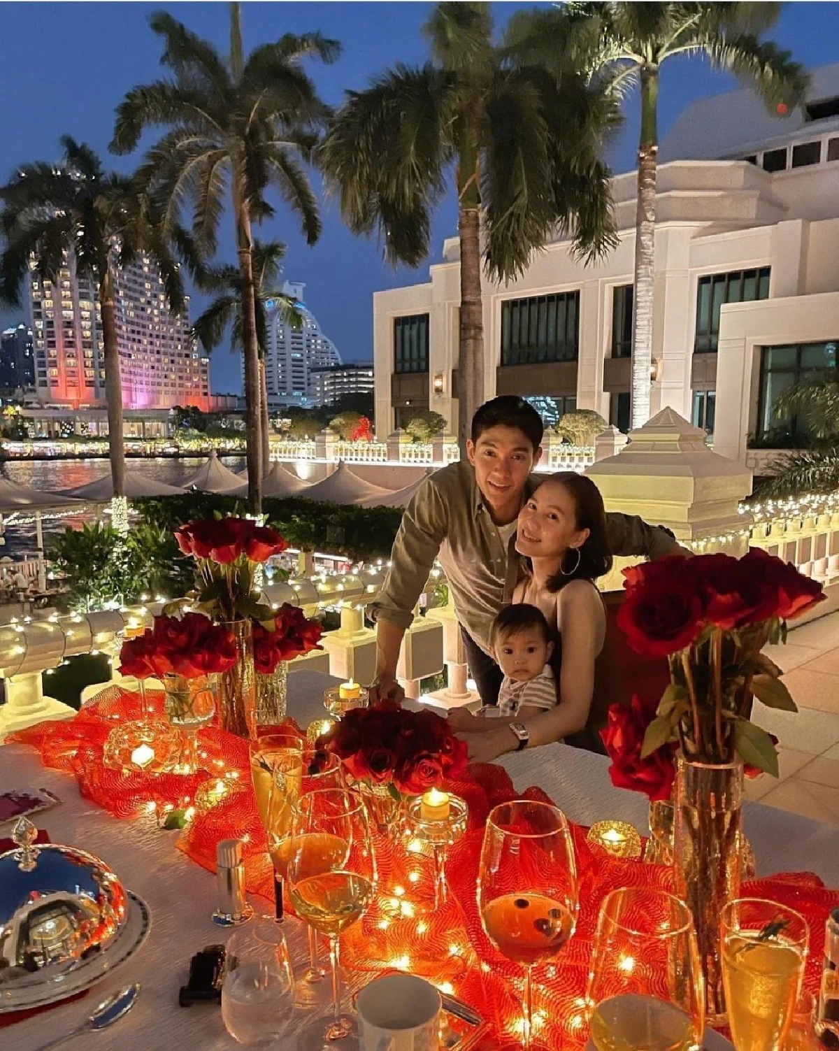 ส่องภาพ น้องโนล่า ฉีกยิ้มสดใสสู้กล้อง เล่นน้ำกับคุณพ่อสุดอบอุ่น