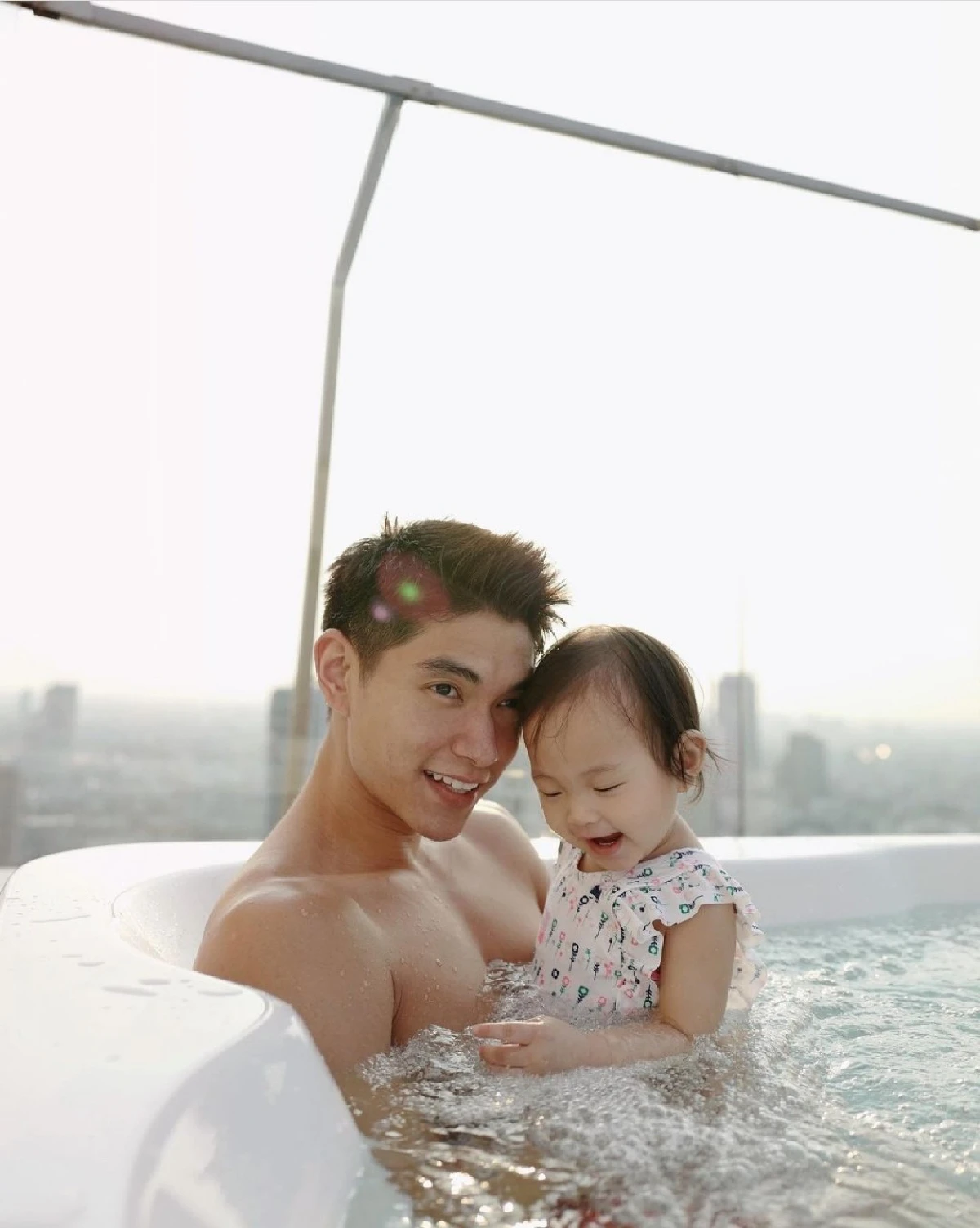 ส่องภาพ น้องโนล่า ฉีกยิ้มสดใสสู้กล้อง เล่นน้ำกับคุณพ่อสุดอบอุ่น