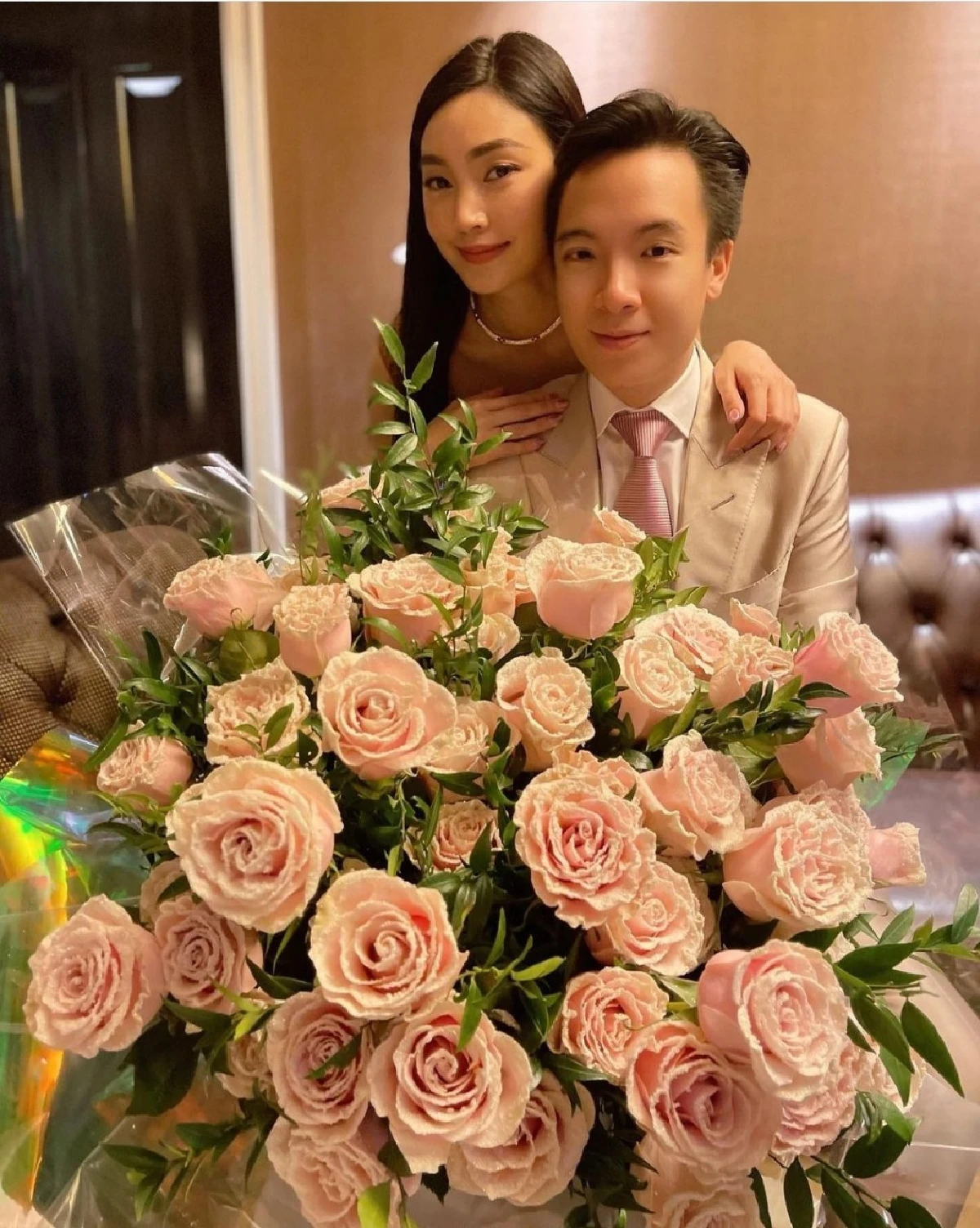 เมย์ พิชญ์นาฏ เต็มที่เพื่อแฟน! หอบดอกไม้เซอร์ไพรส์วันเกิด ไฮโซบิ๊ก 