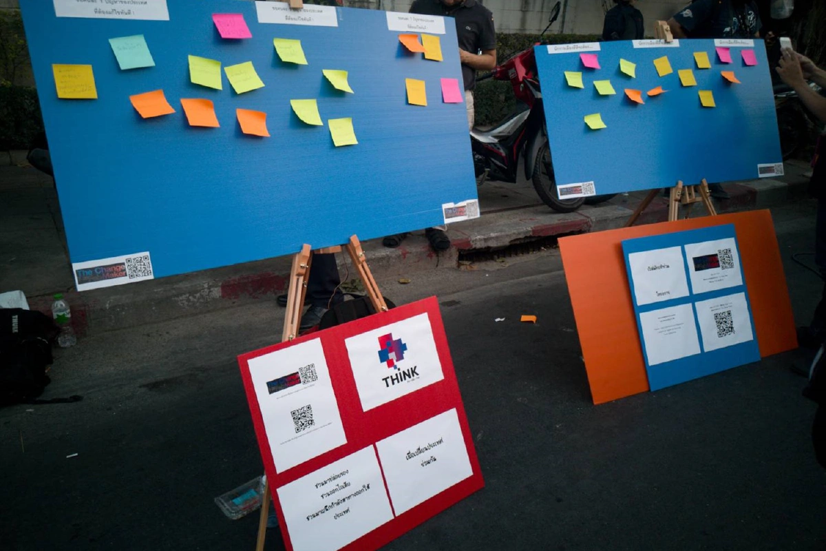 ส.ส.ก้าวไกลร่วมชุมนุมม็อบหน้ารัฐสภาเกาะติดศึกซักฟอก