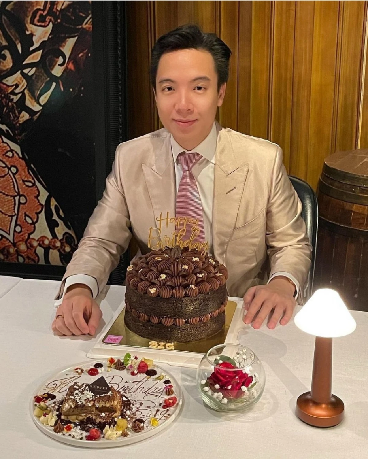 เมย์ พิชญ์นาฏ เต็มที่เพื่อแฟน! หอบดอกไม้เซอร์ไพรส์วันเกิด ไฮโซบิ๊ก 