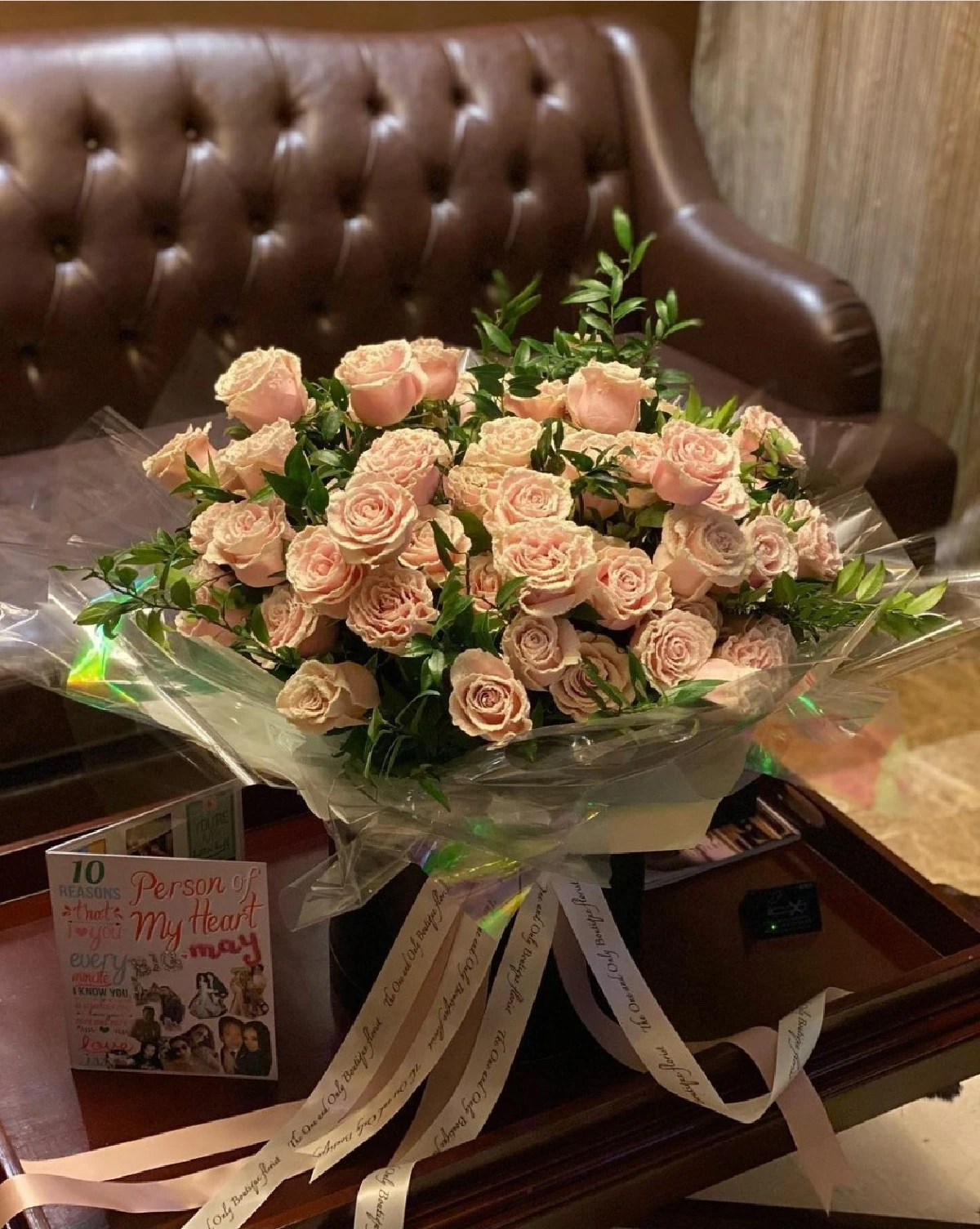 เมย์ พิชญ์นาฏ เต็มที่เพื่อแฟน! หอบดอกไม้เซอร์ไพรส์วันเกิด ไฮโซบิ๊ก 