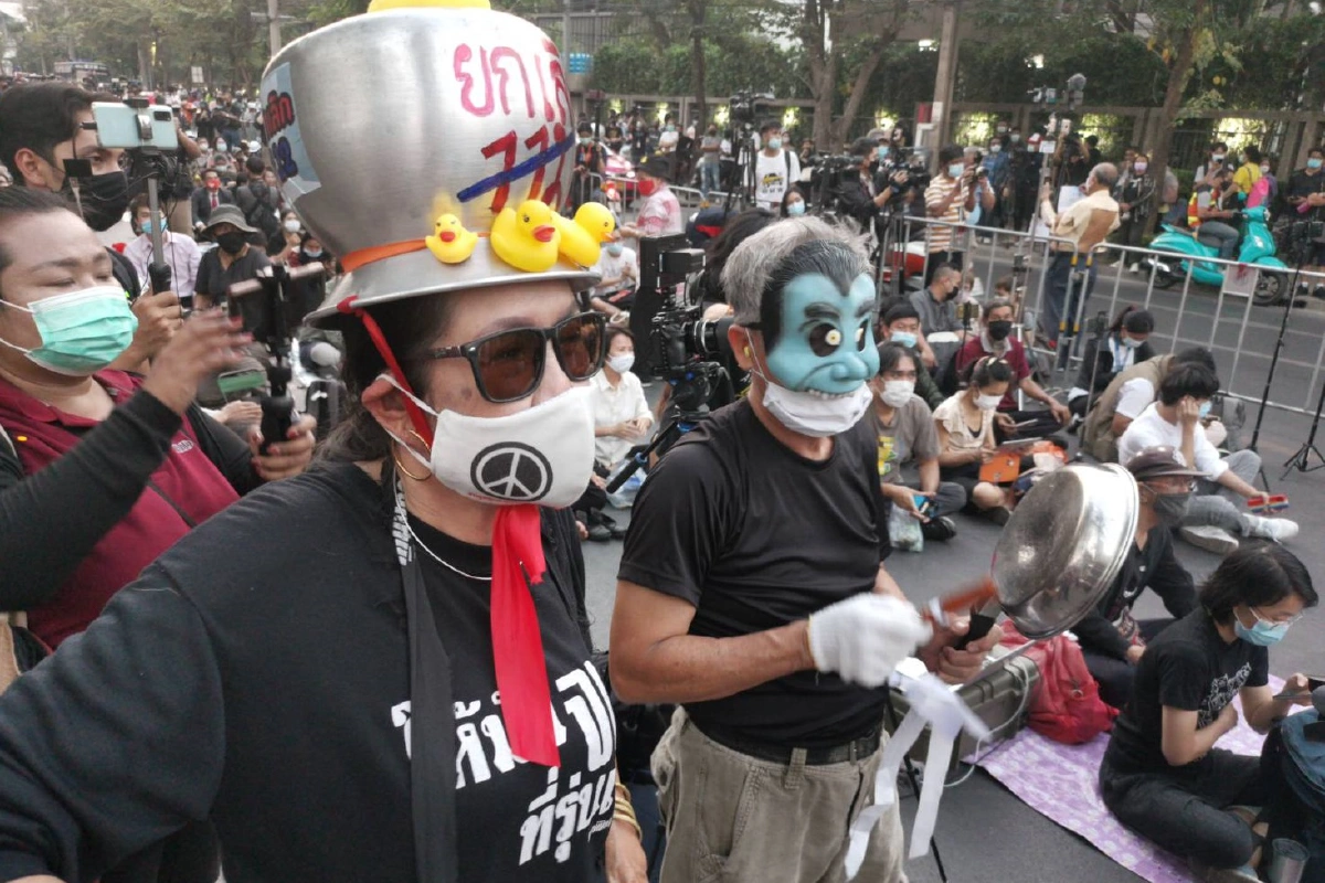 ส.ส.ก้าวไกลร่วมชุมนุมม็อบหน้ารัฐสภาเกาะติดศึกซักฟอก