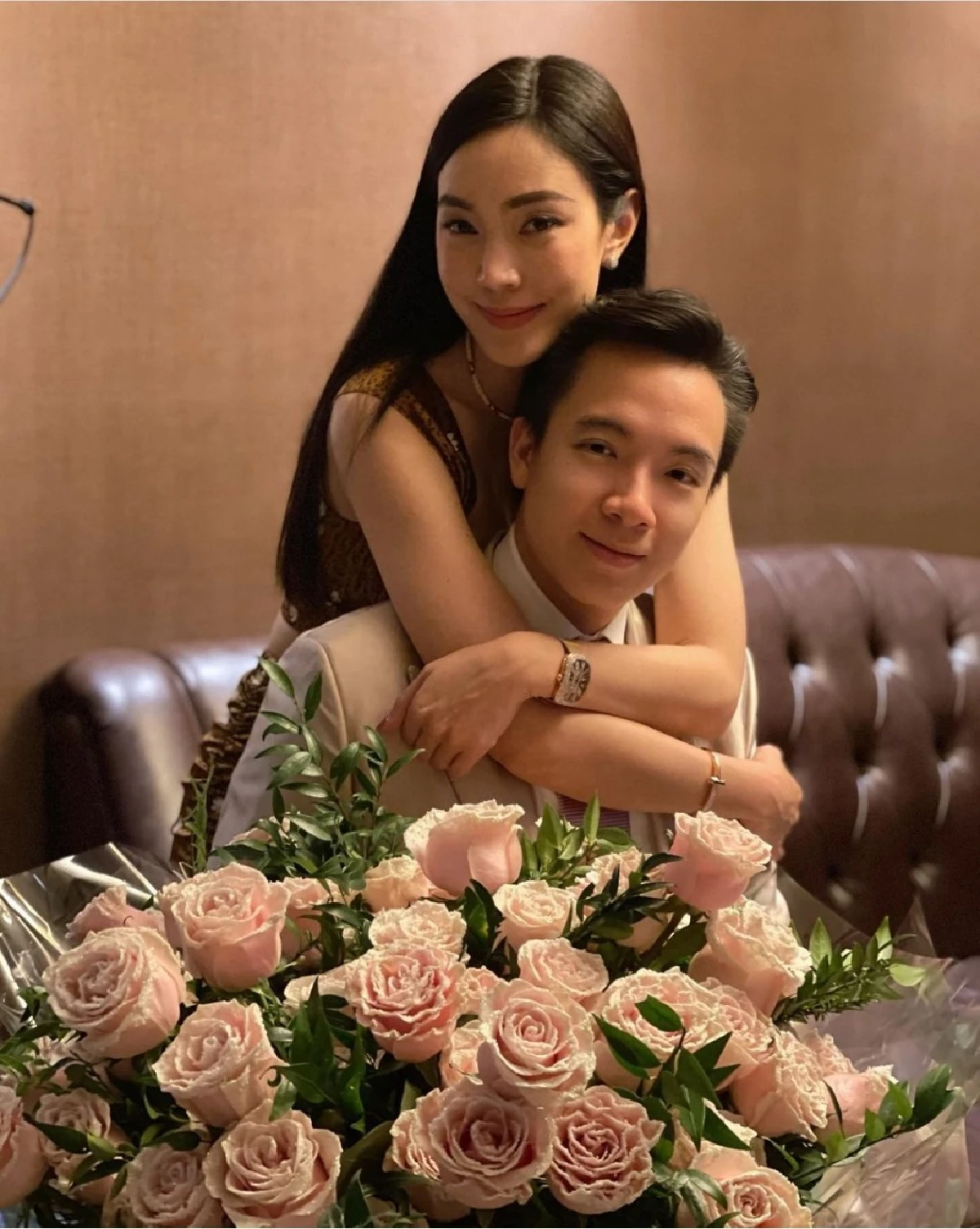 เมย์ พิชญ์นาฏ เต็มที่เพื่อแฟน! หอบดอกไม้เซอร์ไพรส์วันเกิด ไฮโซบิ๊ก 