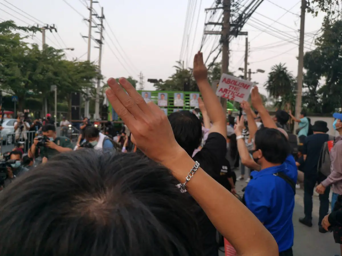 ส.ส.ก้าวไกลร่วมชุมนุมม็อบหน้ารัฐสภาเกาะติดศึกซักฟอก