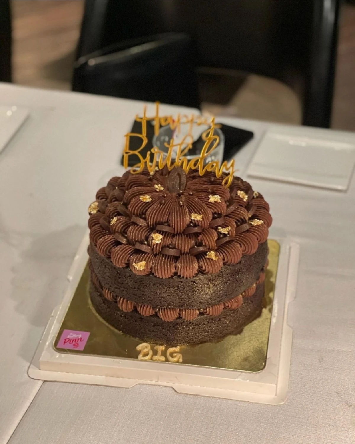 เมย์ พิชญ์นาฏ เต็มที่เพื่อแฟน! หอบดอกไม้เซอร์ไพรส์วันเกิด ไฮโซบิ๊ก 