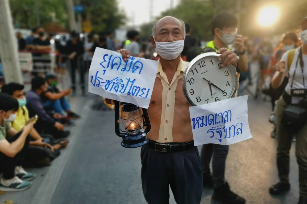 ส.ส.ก้าวไกลร่วมชุมนุมม็อบหน้ารัฐสภาเกาะติดศึกซักฟอก