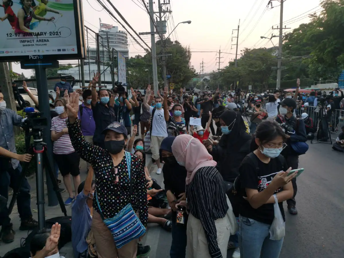 ส.ส.ก้าวไกลร่วมชุมนุมม็อบหน้ารัฐสภาเกาะติดศึกซักฟอก