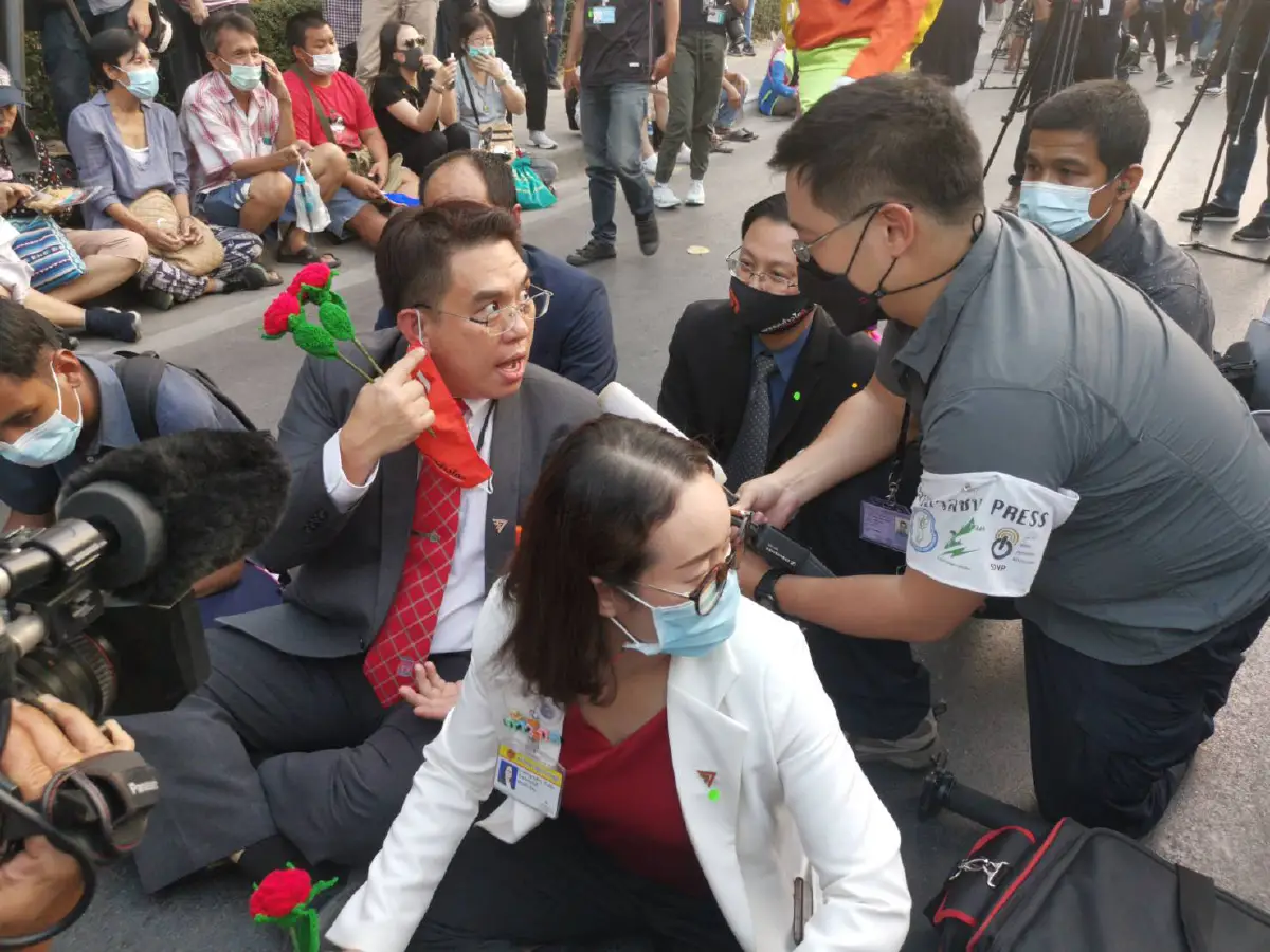 ส.ส.ก้าวไกลร่วมชุมนุมม็อบหน้ารัฐสภาเกาะติดศึกซักฟอก