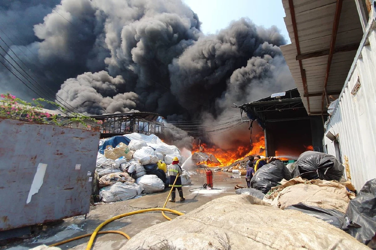 เตาหลอมอัดเม็ดพลาสติกระเบิดโรงงานเสียหายวอด