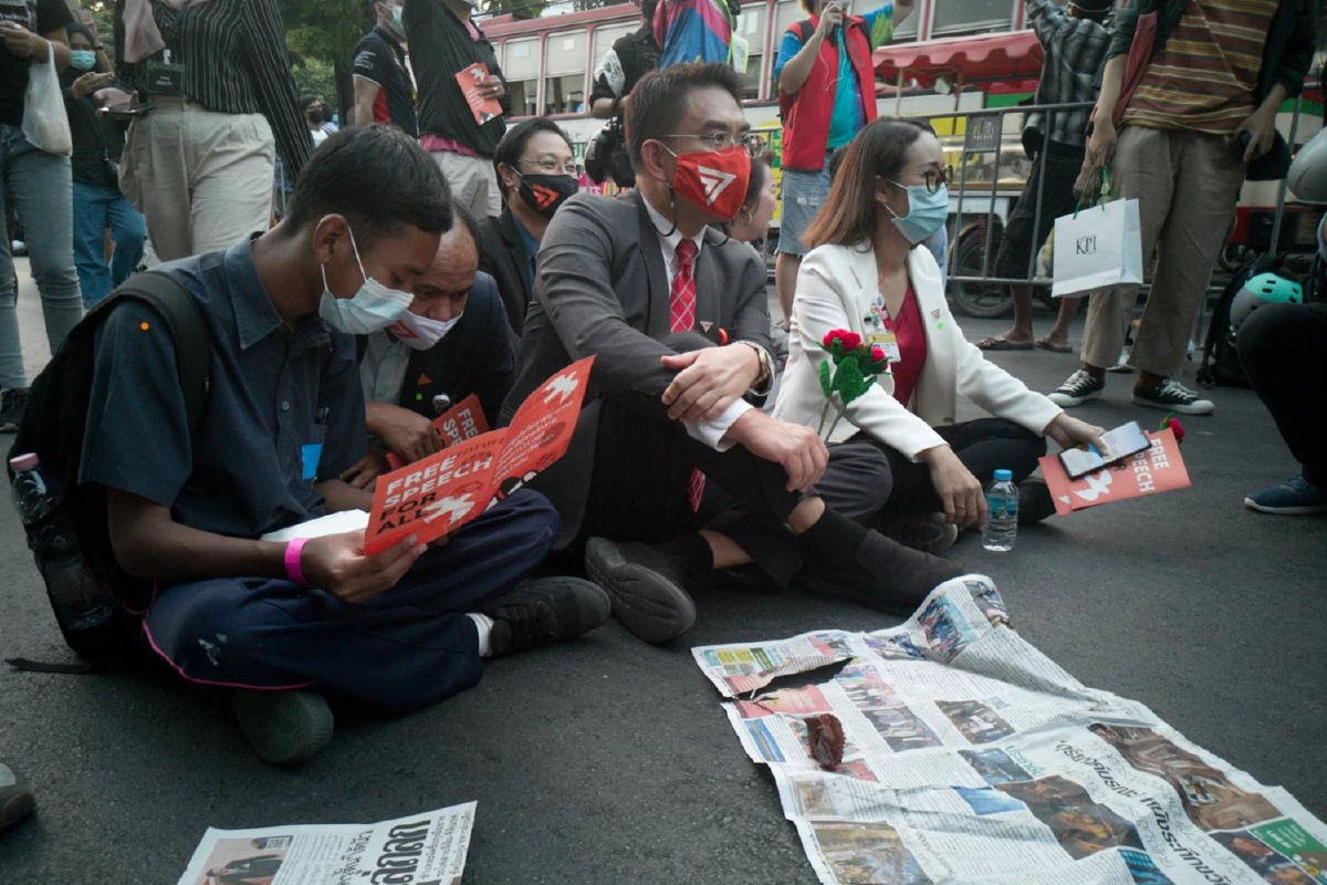 ส.ส.ก้าวไกลร่วมชุมนุมม็อบหน้ารัฐสภาเกาะติดศึกซักฟอก