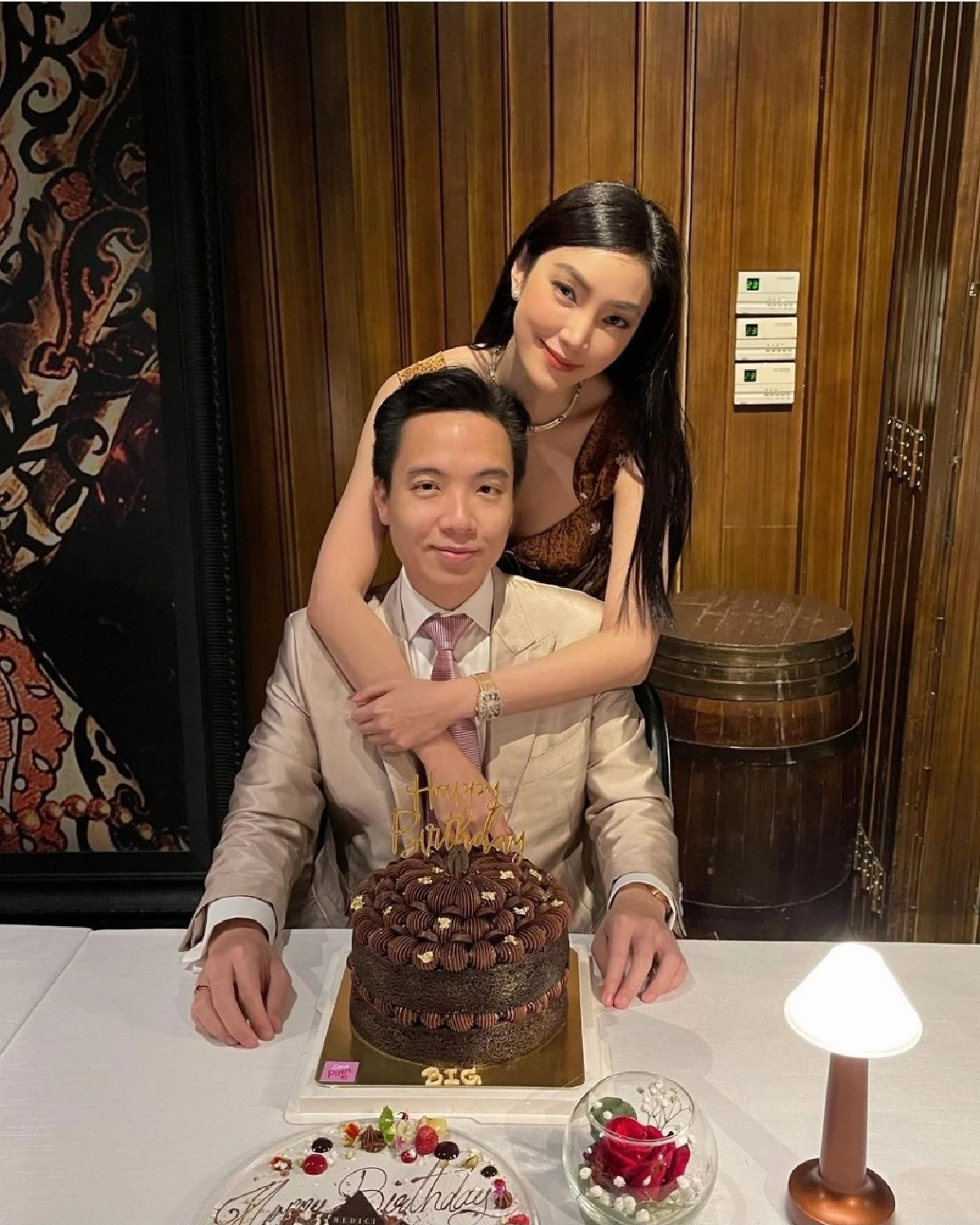 เมย์ พิชญ์นาฏ เต็มที่เพื่อแฟน! หอบดอกไม้เซอร์ไพรส์วันเกิด ไฮโซบิ๊ก 