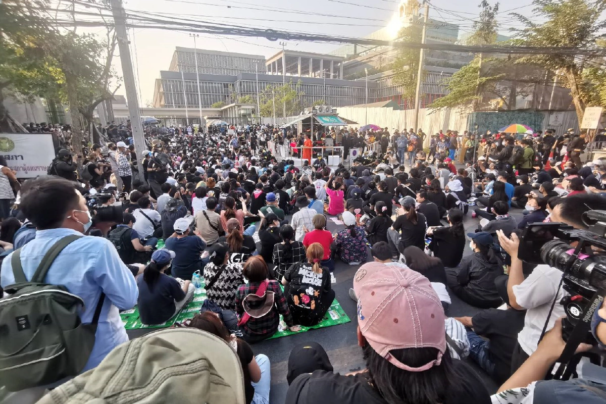 ม็อบ20กุมภาเต็มหน้ารัฐสภาเปิดอภิปรายซักฟอกครม.บิ๊กตู่