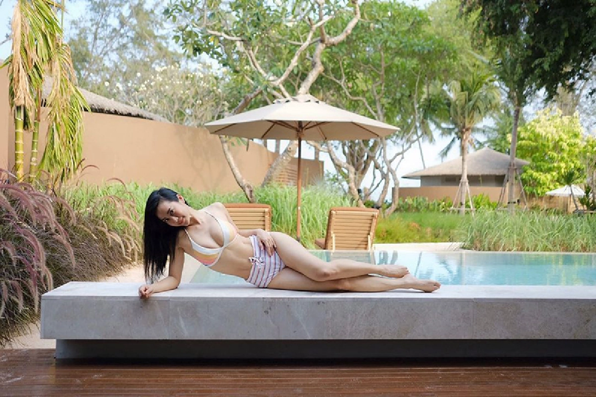 ทะเลลุกเป็นไฟ! วีเจจ๋า ณัฐฐาวีรนุช นุ่งบิกินี่โพสเซ็กซี่อวดอึ๋มริมสระ 