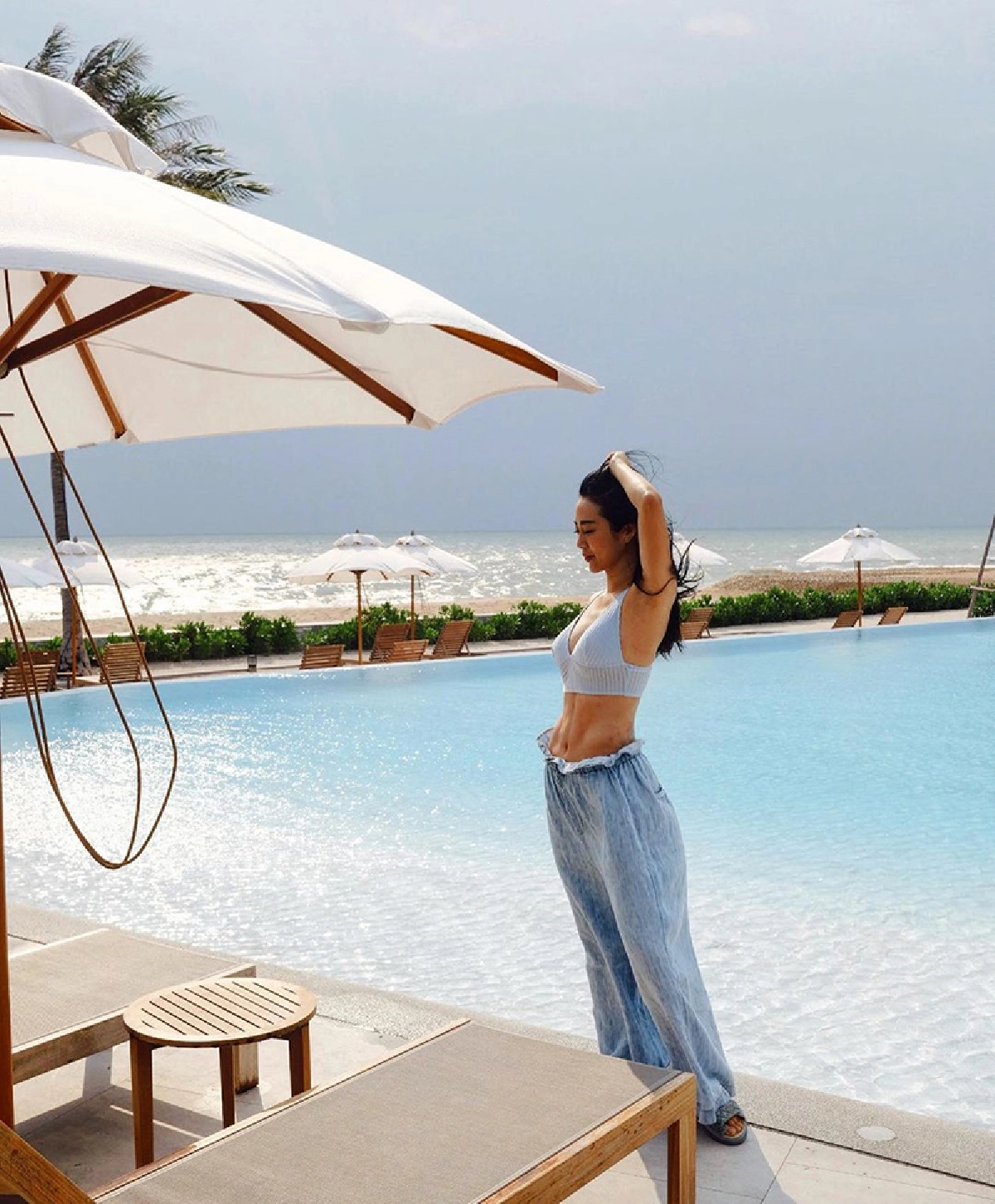 ทะเลลุกเป็นไฟ! วีเจจ๋า ณัฐฐาวีรนุช นุ่งบิกินี่โพสเซ็กซี่อวดอึ๋มริมสระ 