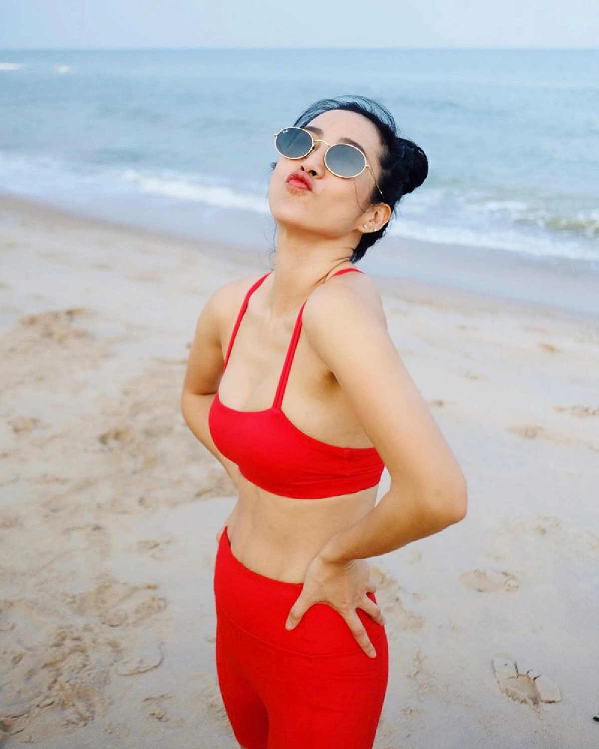 ทะเลลุกเป็นไฟ! วีเจจ๋า ณัฐฐาวีรนุช นุ่งบิกินี่โพสเซ็กซี่อวดอึ๋มริมสระ 