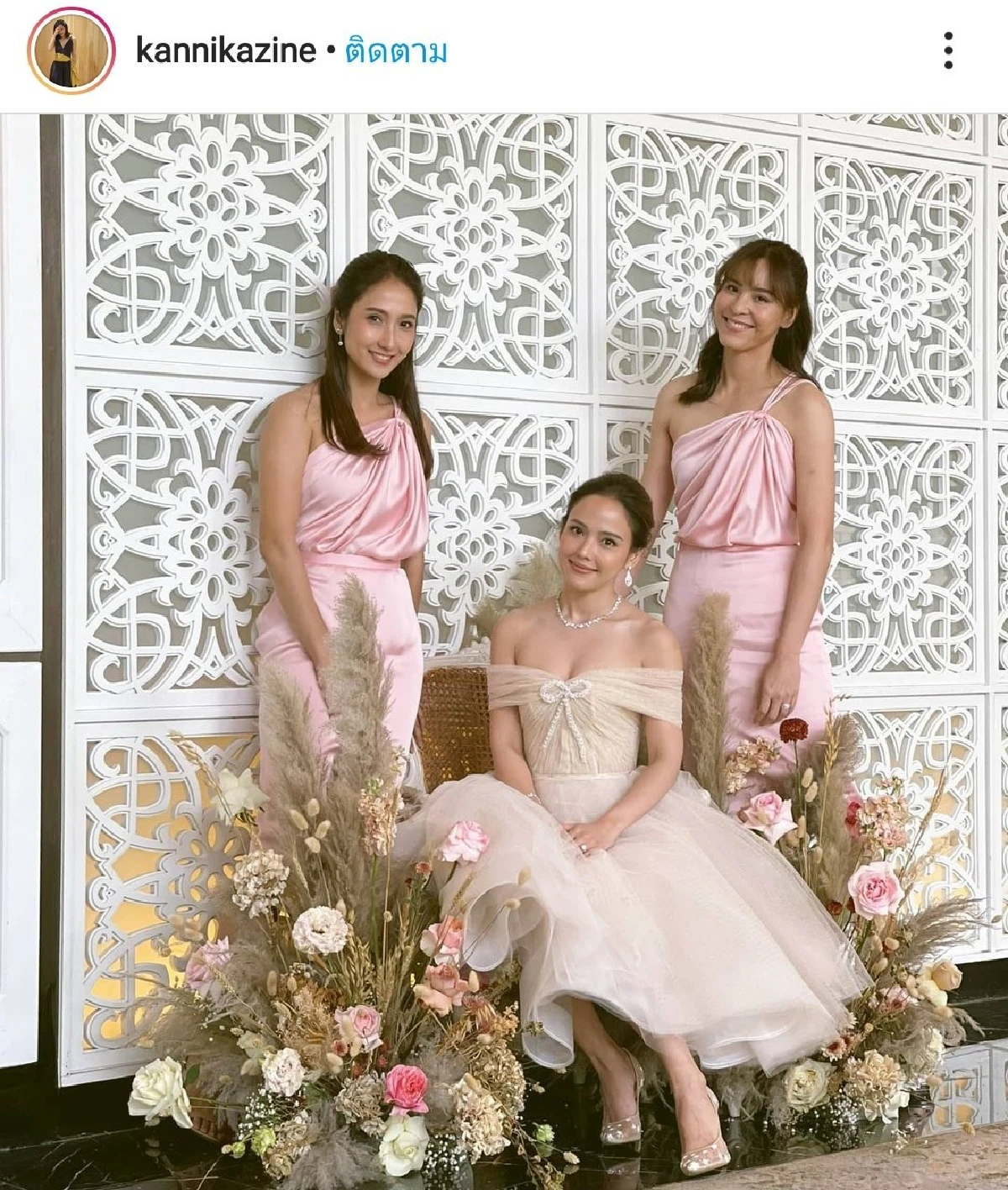 เจ้าสาวป้ายแดง จอย ชลธิชา ควงแขนแฟนหนุ่มเข้าพิธีวิวาห์เรียบง่าย 